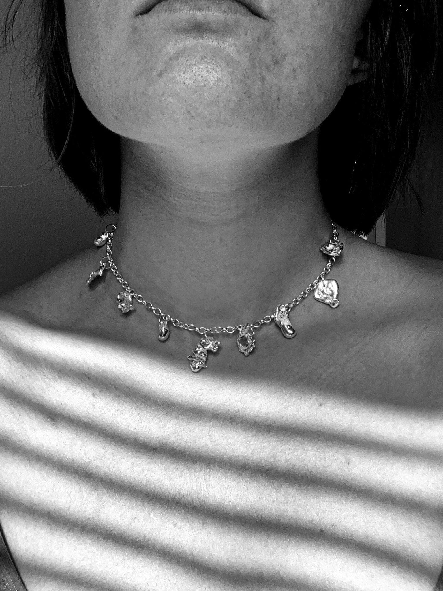 PÉPITE CHOKER image 2silver charm necklace on a woman