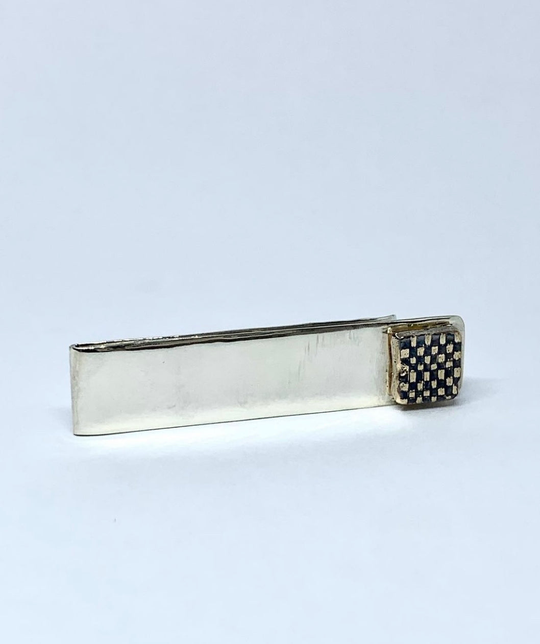 a chess board inspired tie pin in yellow and white gold